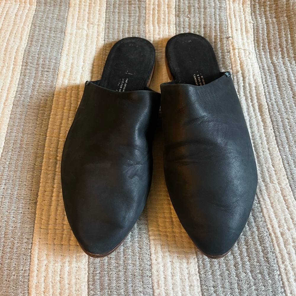 Tom’s black leather slide, mule, flats 9.5.